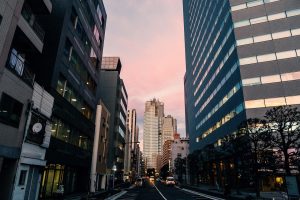 小草影院动漫番剧专区，日本动画风格的城市夜景，主角剪影凌空飞跃