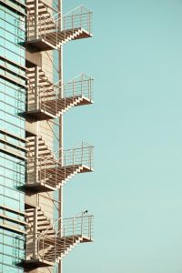职场悬疑题材剧集封面，现代化开放式办公室背景与紧张对峙的两位主角